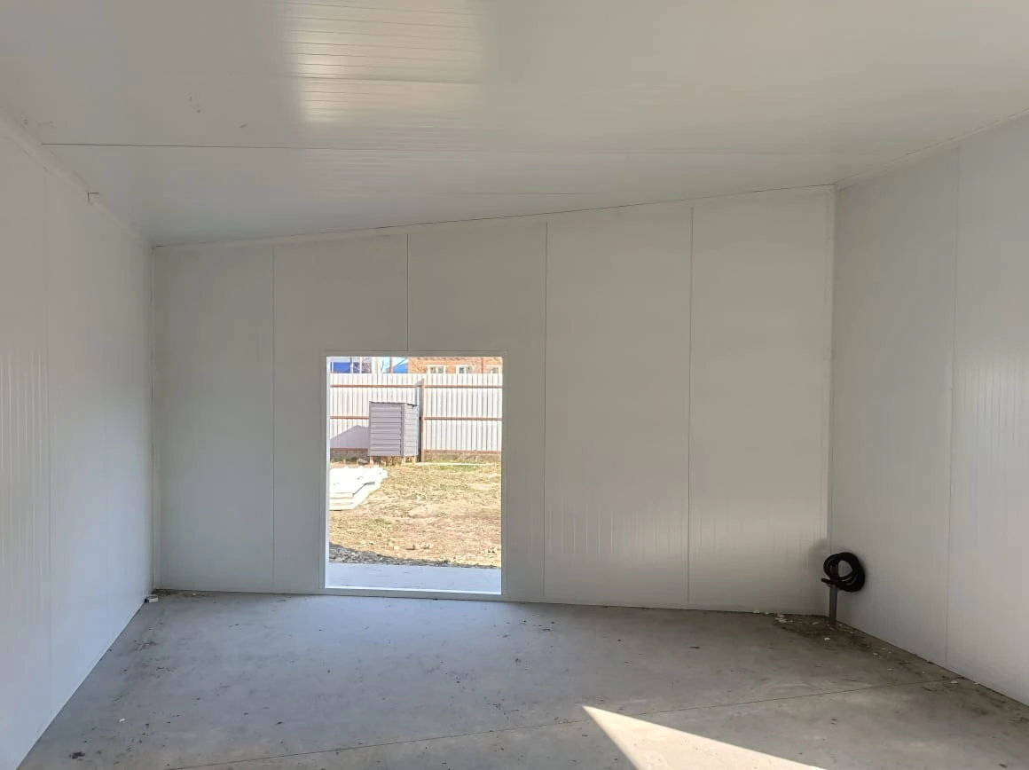 Изготовление и монтаж бескаркасной камеры из сэндвич-панелей от производителя «Меркор»